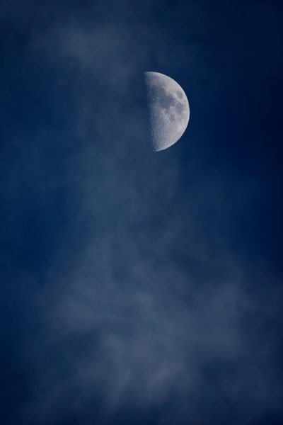 星辰影视在线观看示例剧集海报，竖版构图，主角站立于古风建筑前，画面色调温暖